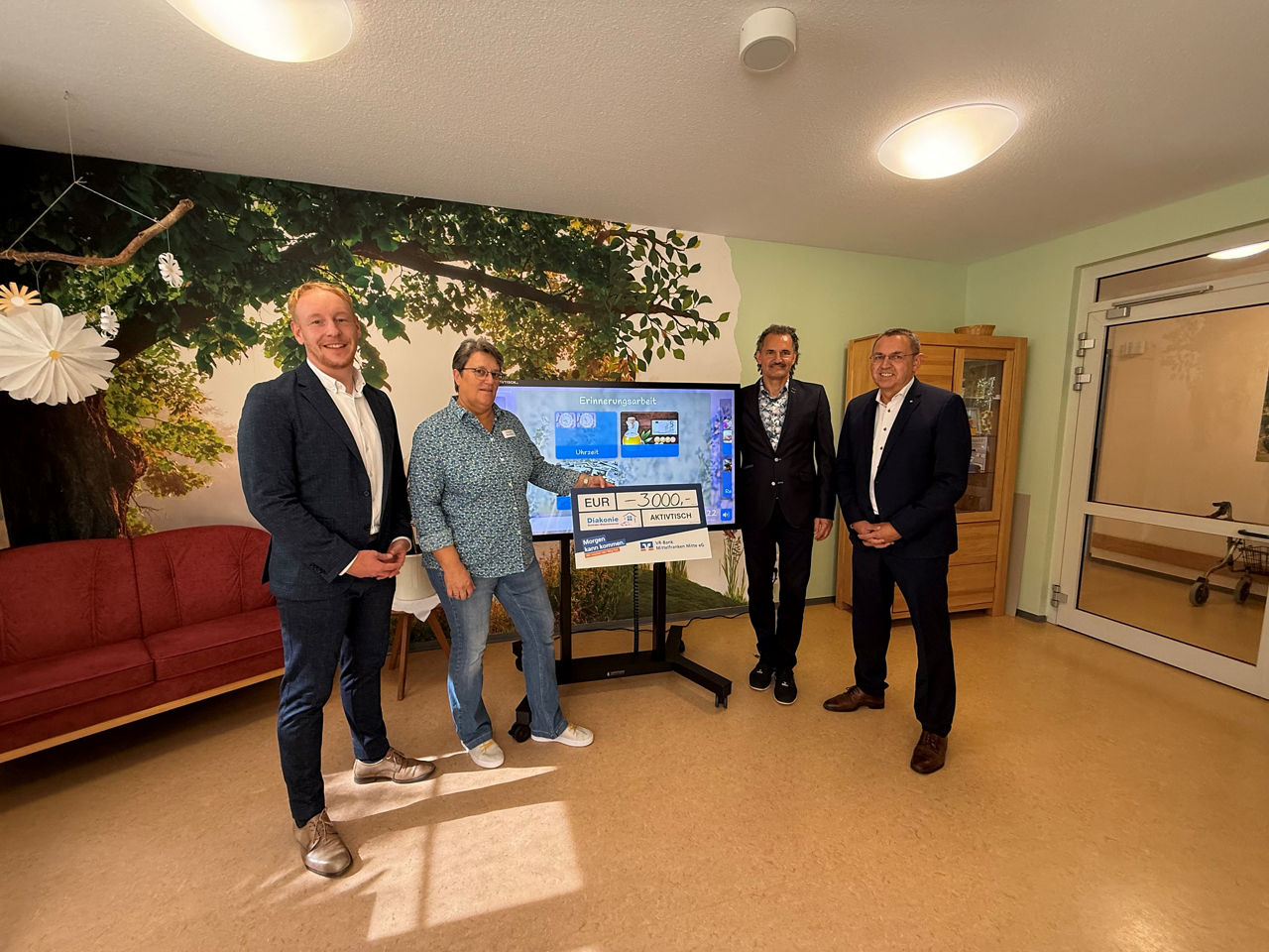 Auf dem Bild von links nach rechts: Jakob Zehn, Patricia Steckhan (Einrichtungsleiterin), Bernhard Haager (Geschäftsführer de