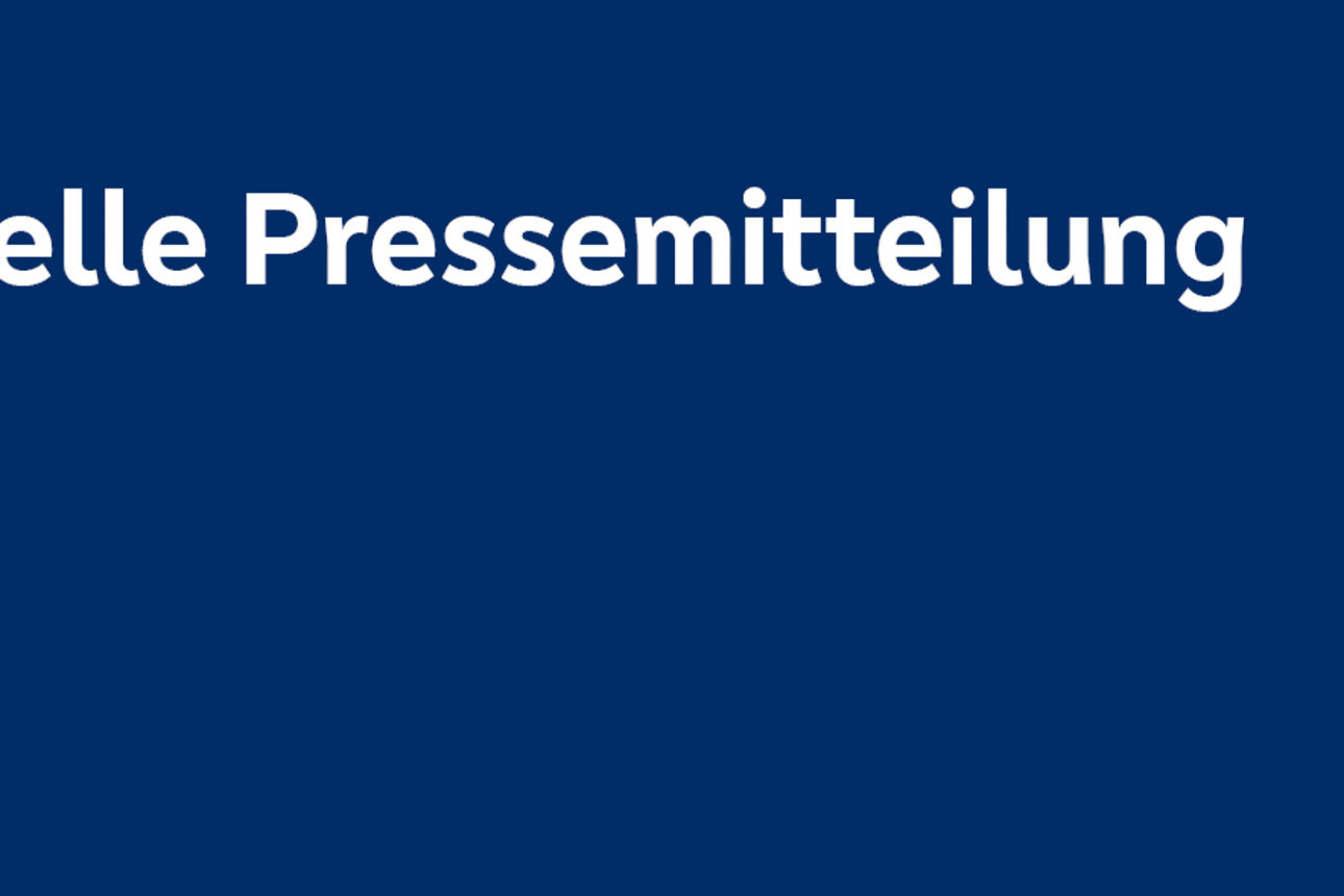 Weißer Text 'Aktuelle Pressemitteilung' auf dunkelblauem Hintergrund