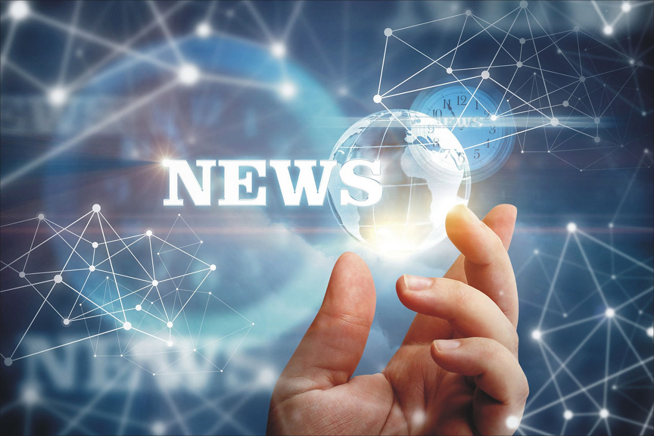 Handy die eine digitale Weltkugel greift, Aufschrift NEWS