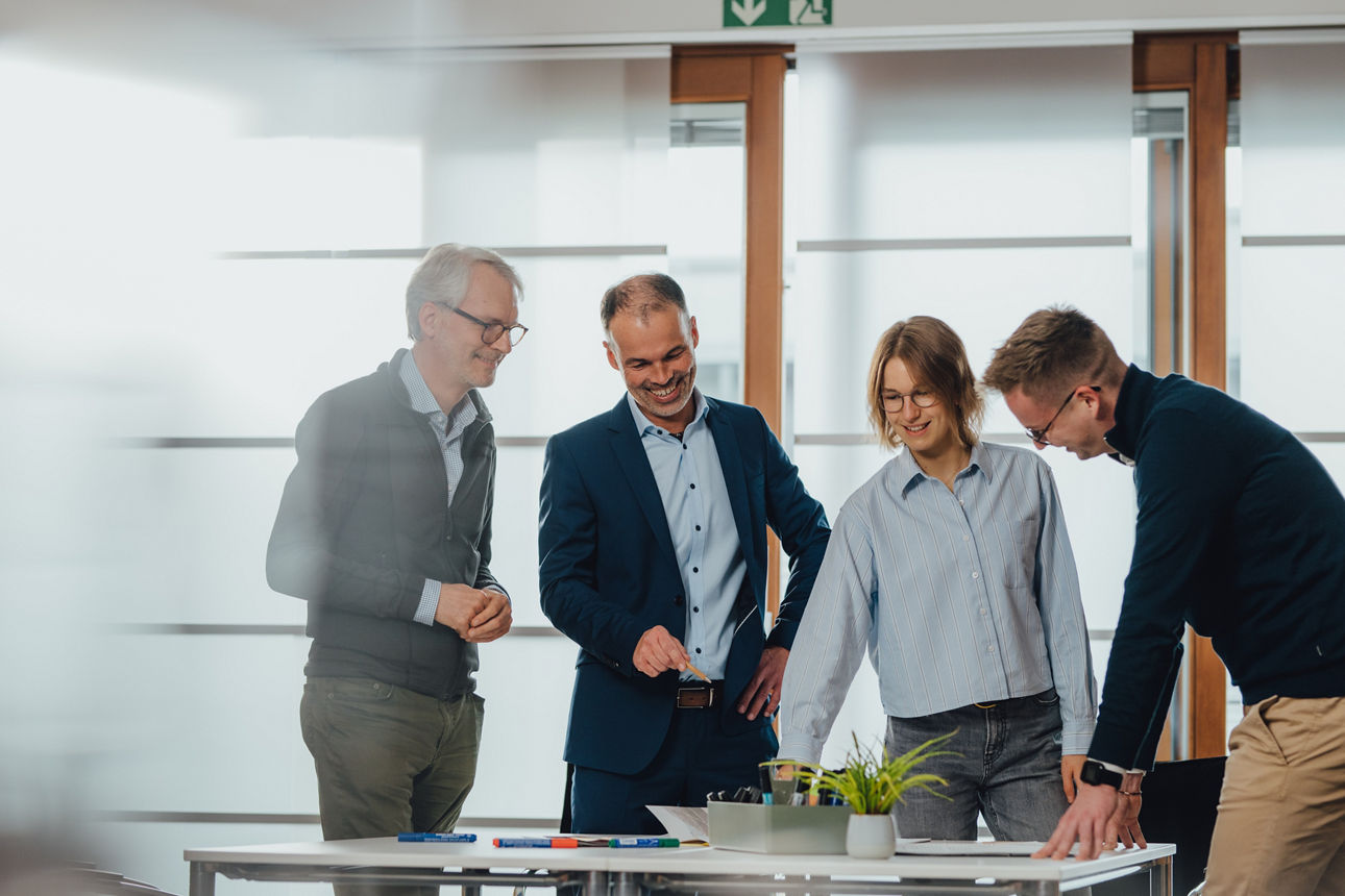 Kolleg:innen tauschen sich über Neuigkeiten aus