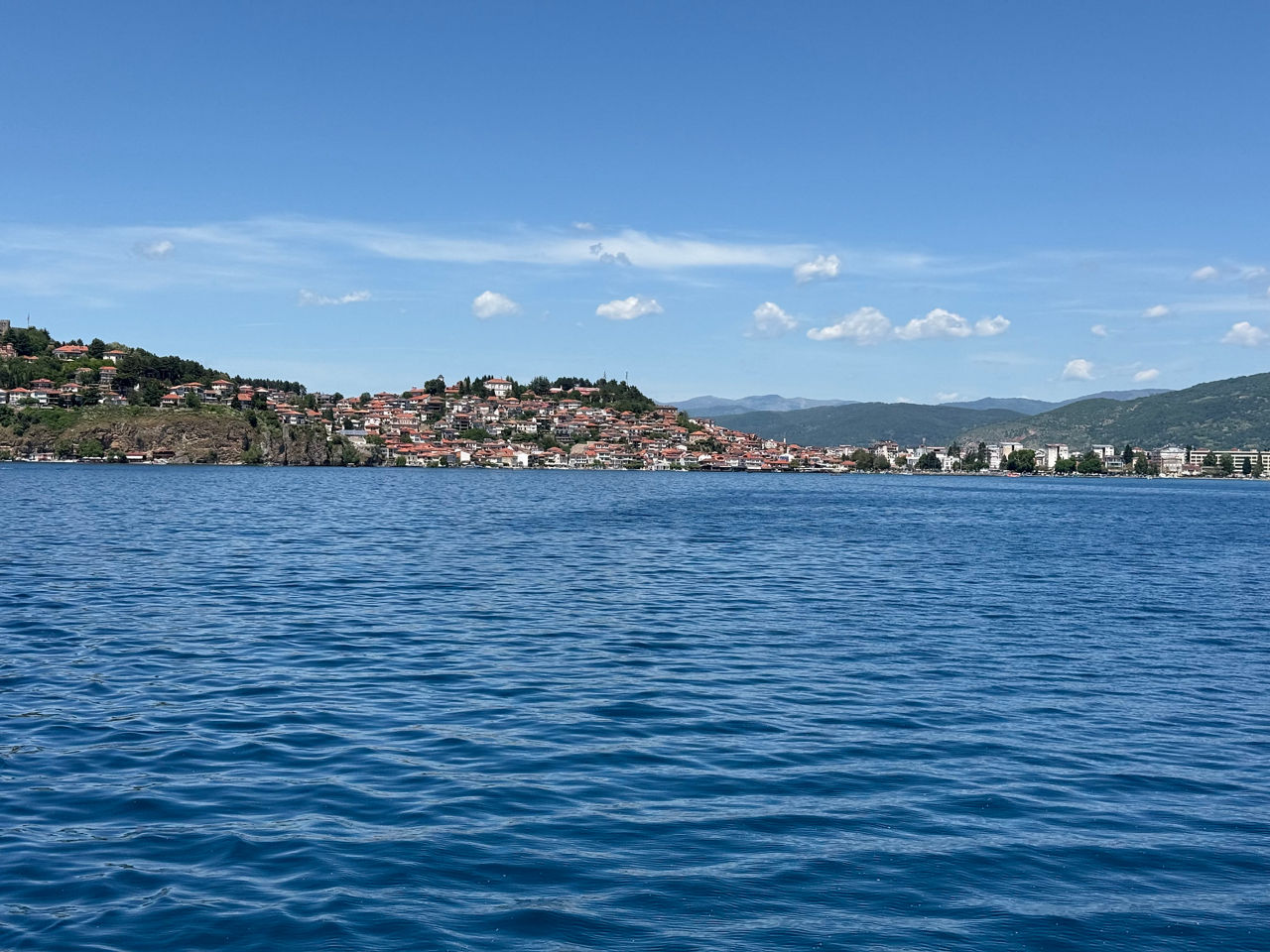 Auf dem Bild ist das Meer mit Häusern zu sehen.