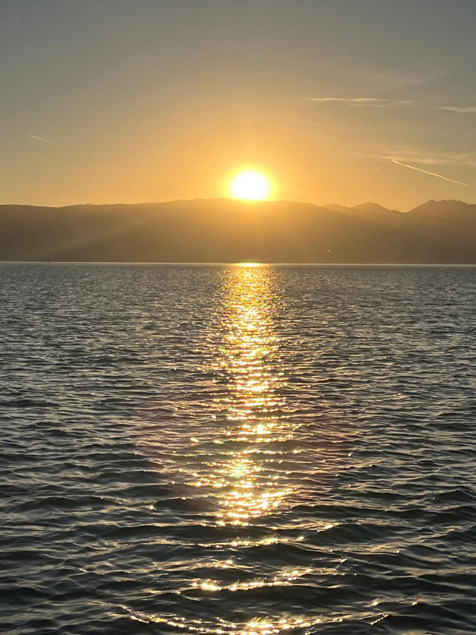 Sonnenauf/-untergang im Meer.