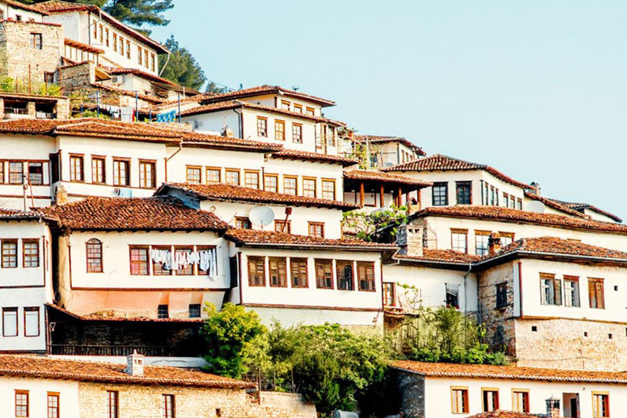 Viele Häuser an einem Berghang