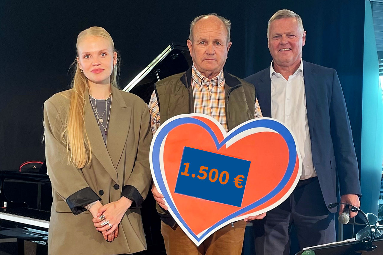 Johann Rottenkolber in der Mitte hält ein Spendenherz mit Aufdruck 1.500 Euro, links Anlena Gula , rechts Reinhard Schwaiger von der FS Bank