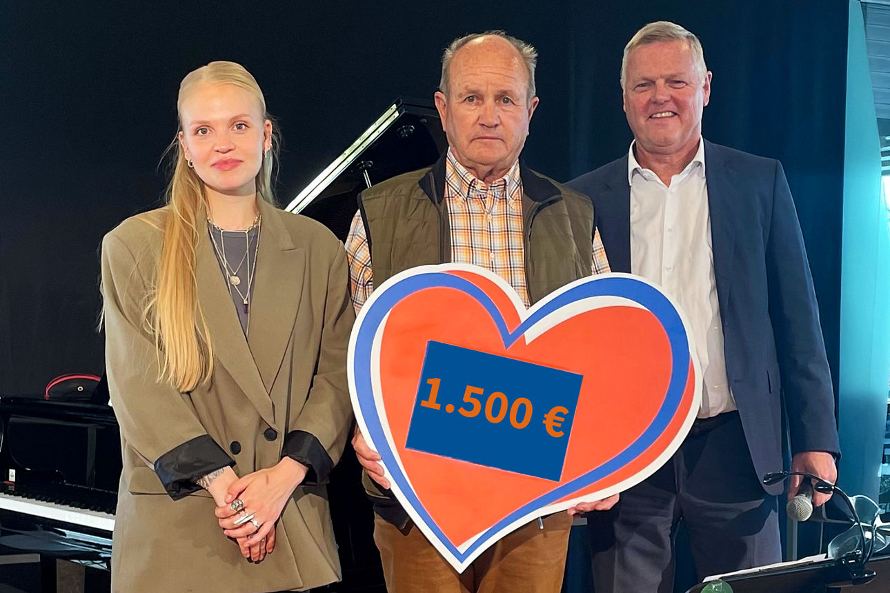 Johann Rottenkolber in der Mitte hält ein Spendenherz mit Aufdruck 1.500 Euro, links Anlena Gula , rechts Reinhard Schwaiger von der FS Bank