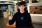 Alexander Stepanov mit einem Staffelstab in der Hand.