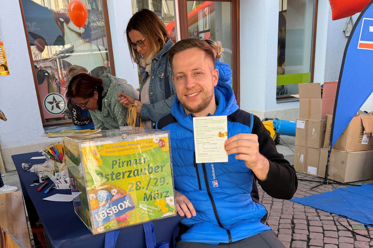 Alex vom Socialmedia-Team mit einer Gewinnspielkarte