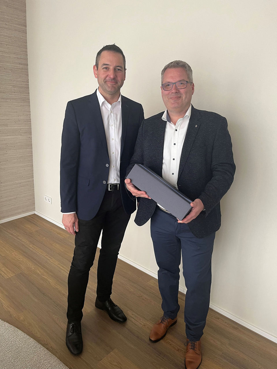 Alexander Horstmann und Carsten SchulzAlexander Horstmann gratuliert Firmenkundenberater Carsten Schulz he Jubiläum Volksbank