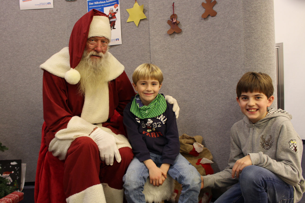 Nikolaus mit zwei Kindern am Weihnachtsbaum