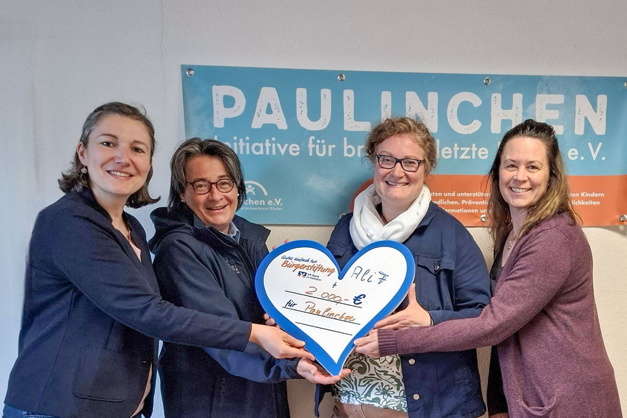 Birgit Fischer und die Frauen von AliF überreichen das Spendenherz an Paulinchen e..V.