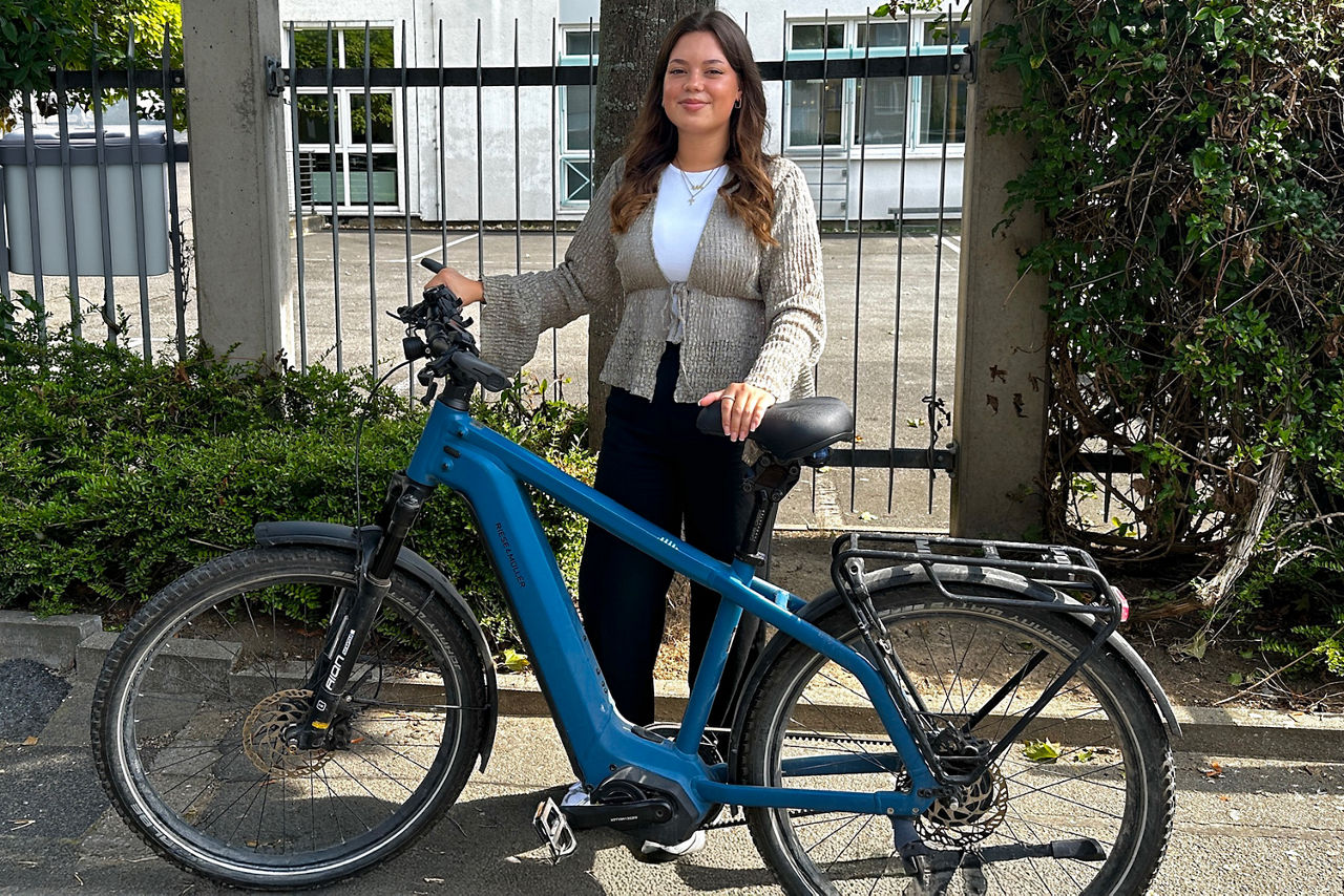 Alina mit dem blauen E-Bike