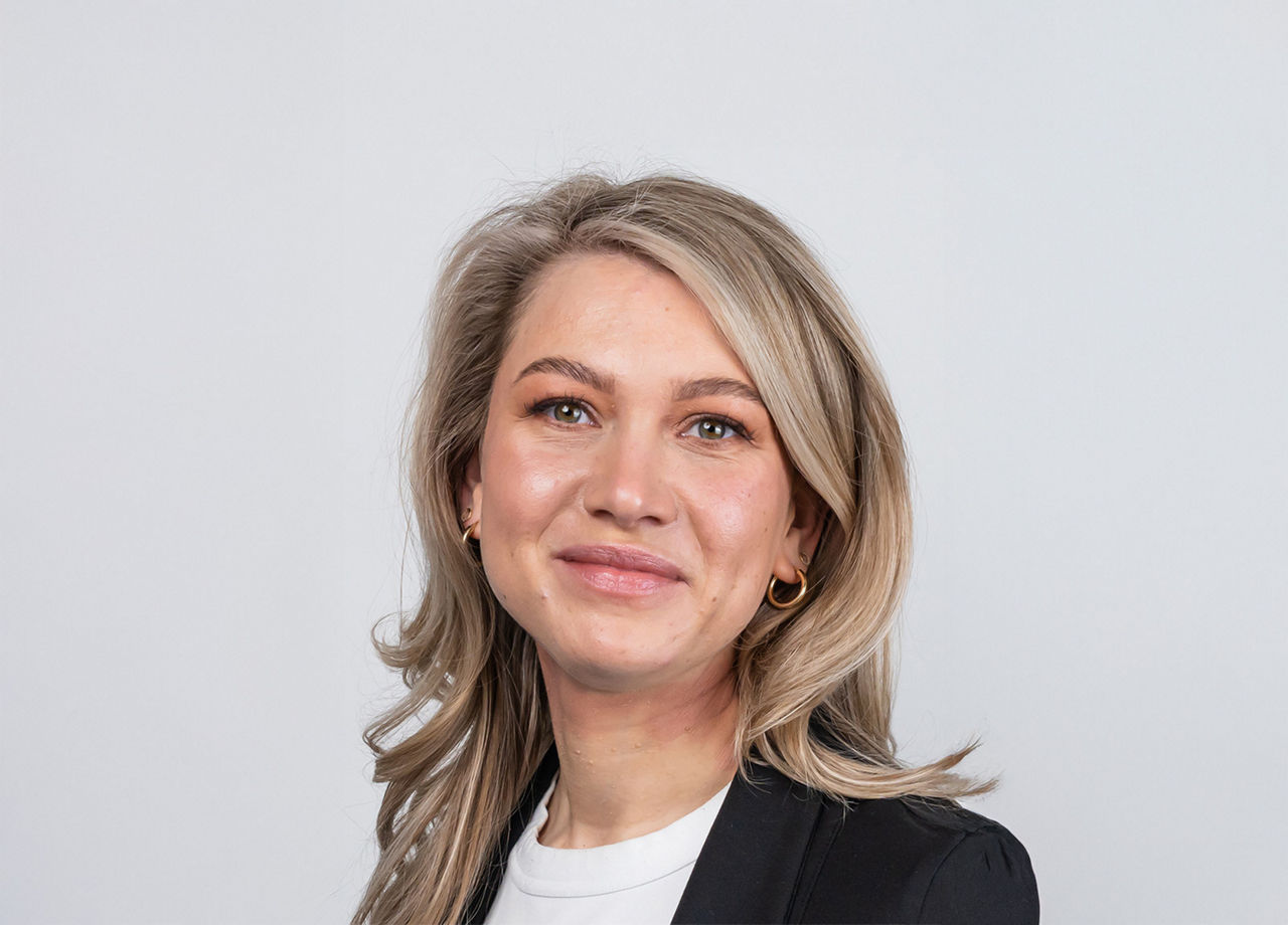Foto von Alina Sauter. Frau im Anzug