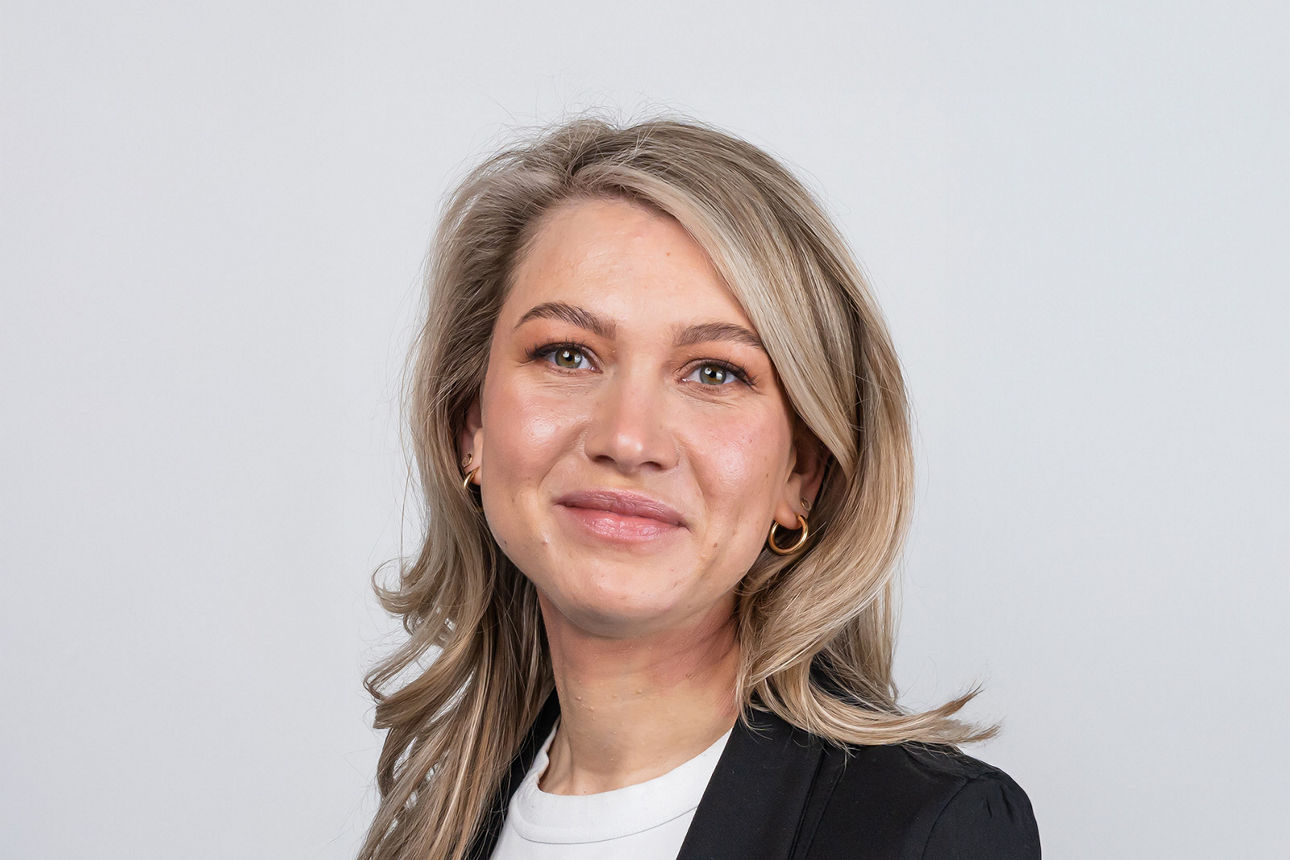 Foto von Alina Sauter. Frau im Anzug