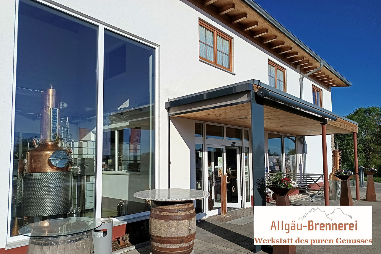 Eingangsbereich der Allgäu-Brennerei in Sulzberg mit Destillations-Anlage im Schaufenster