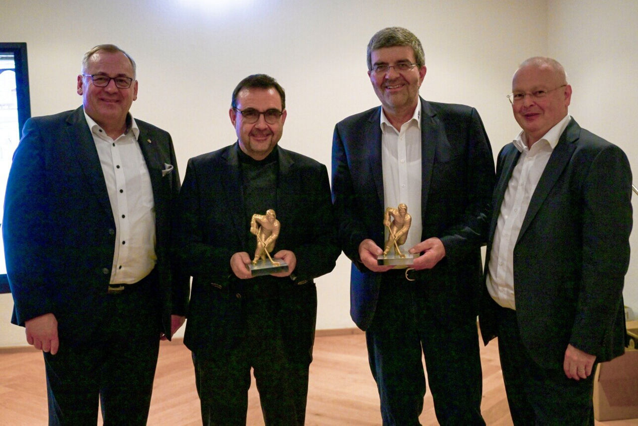 Gruppenfoto von Alt-OB Manfred Schilder, Preisträger Klaus Holetschek und Peter Gemsjäger und Nikolaus Bartl.