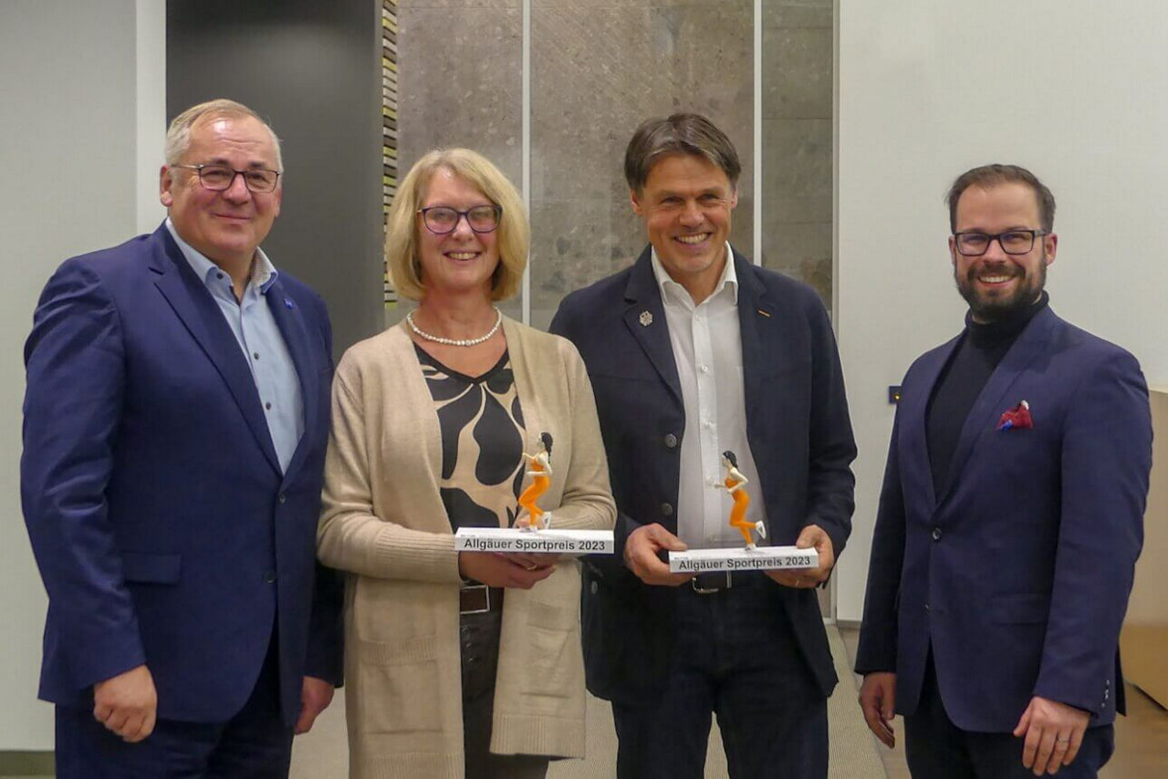 Gruppenfoto von Alt-OB Manfred Schilder, Preisträgerin Sybille Zimemrmann, Preisträger Andi Bauer und OB Jan Rothenbacher