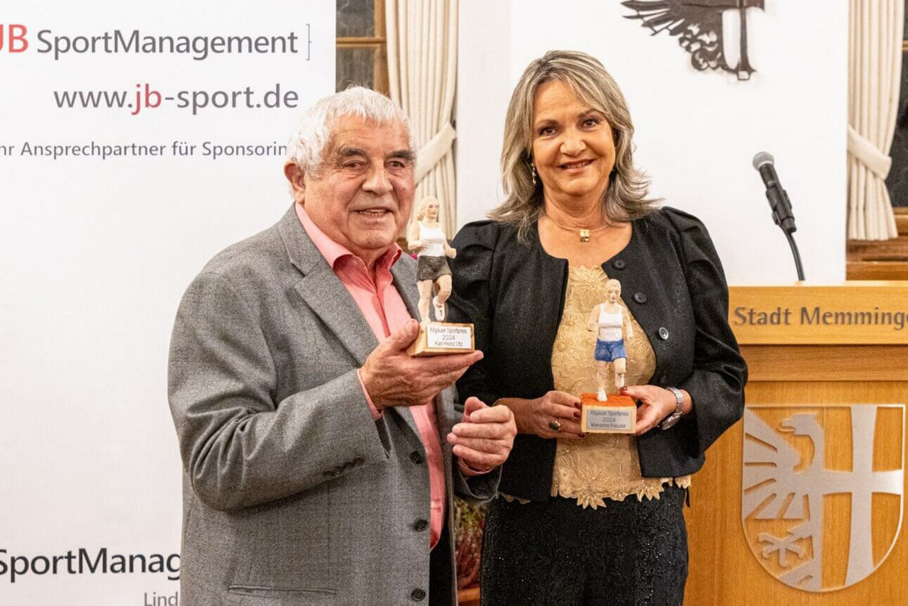 Die Preisträger aus dem Jahr 2024, Karl-Heinz Utz und Marianne Kreuzer bei der Preisübergabe