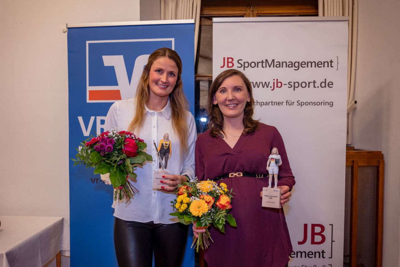 Die Preisträger aus dem Jahr 2025, Jennifer Harß und Lisa Brennauer bei der Preisübergabe