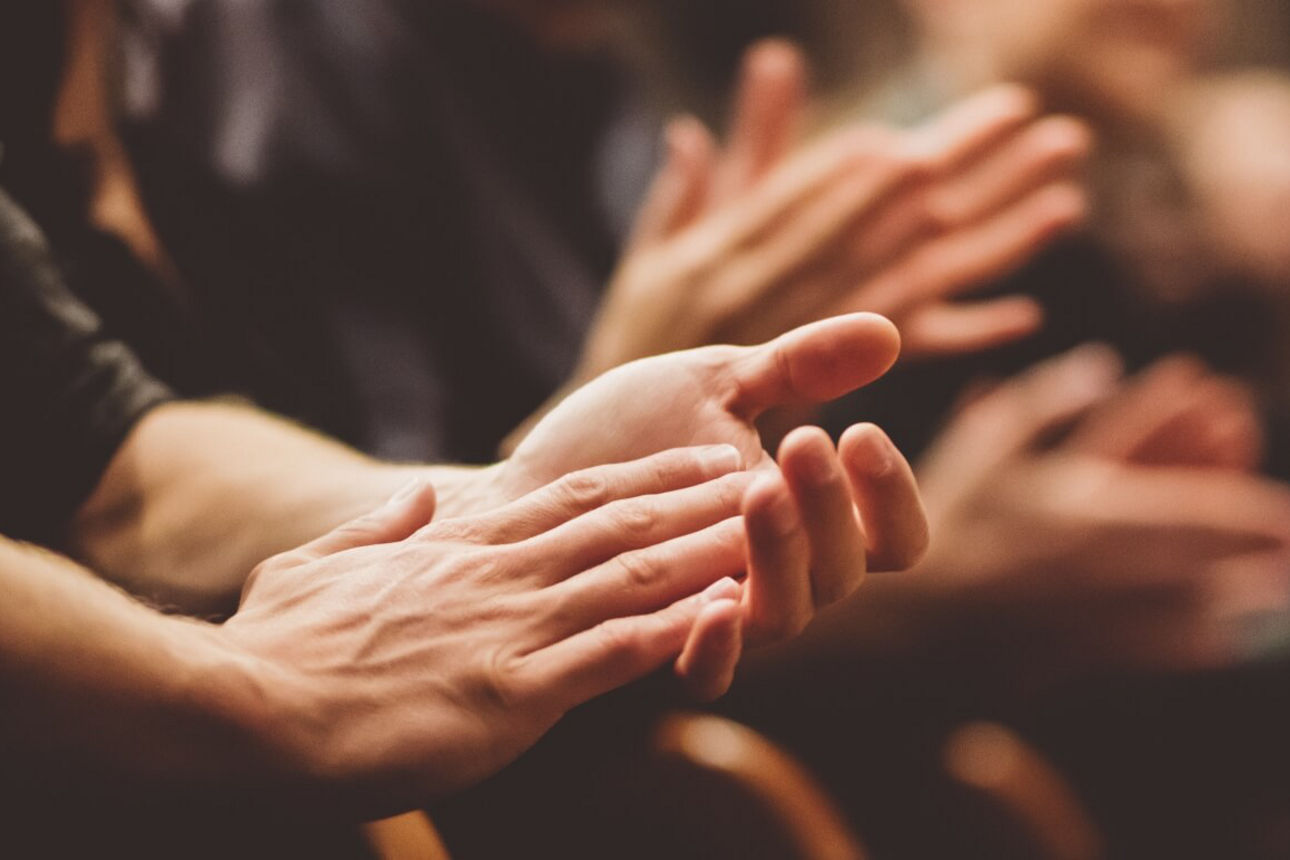 Nahaufnahme von applaudierenden Händen