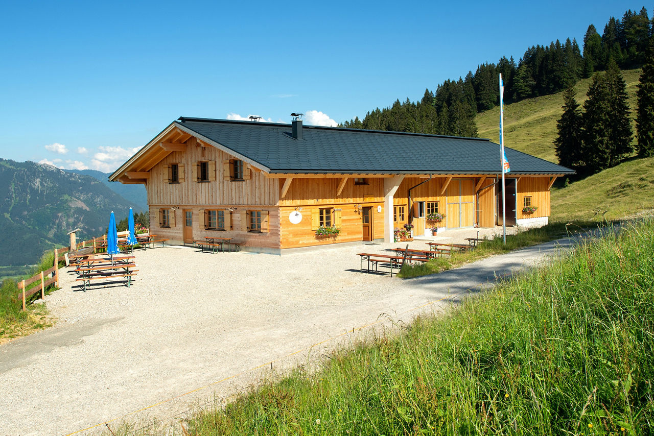 Alpe Schwanden - Aufnahme der neu gebauten Alpe Schwanden im Sommer; im Hintergrund ist der Berg Mittag zu sehen