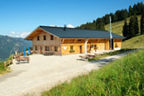 Alpe Schwanden - Aufnahme der neu gebauten Alpe Schwanden im Sommer; im Hintergrund ist der Berg Mittag zu sehen