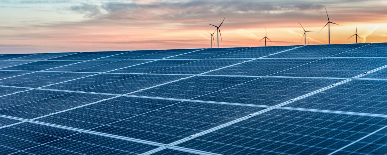 Opener mit Solaranlage vor einem Abendhimmel
