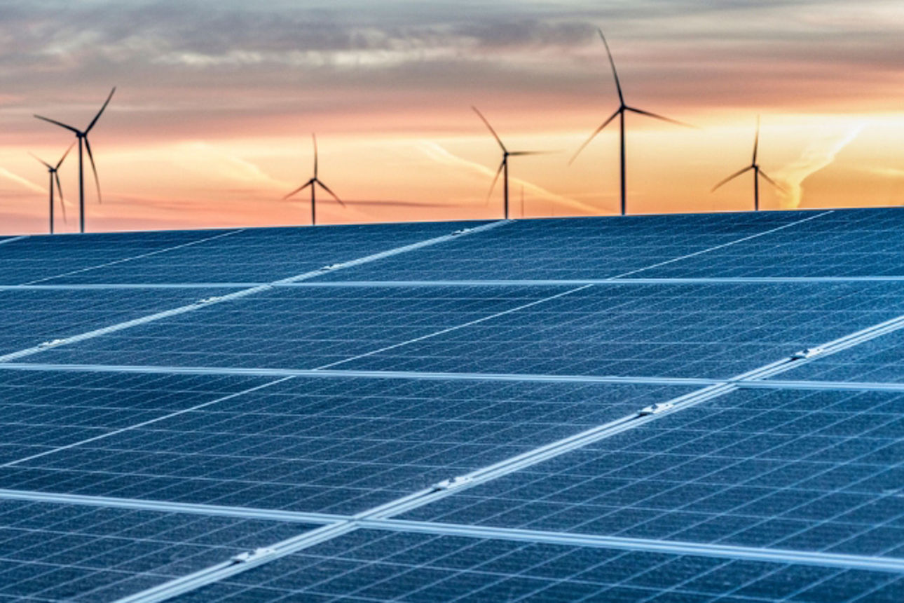 Opener mit Solaranlage vor einem Abendhimmel