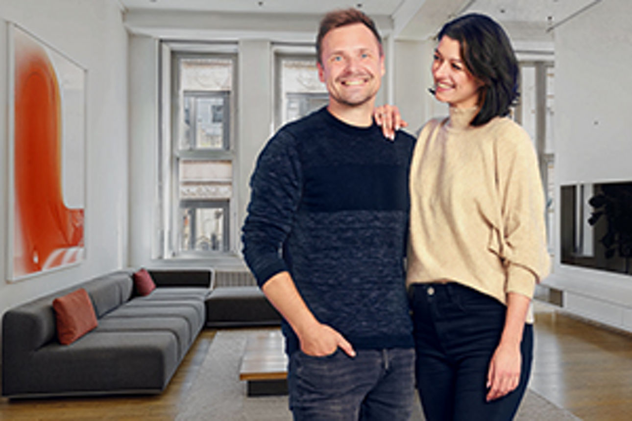 Junges Paar in ihrem renoviertem Altbau