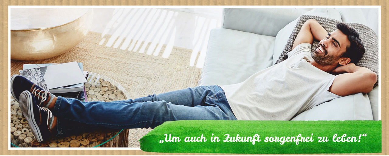 Mann liegt entspannt auf der Couch