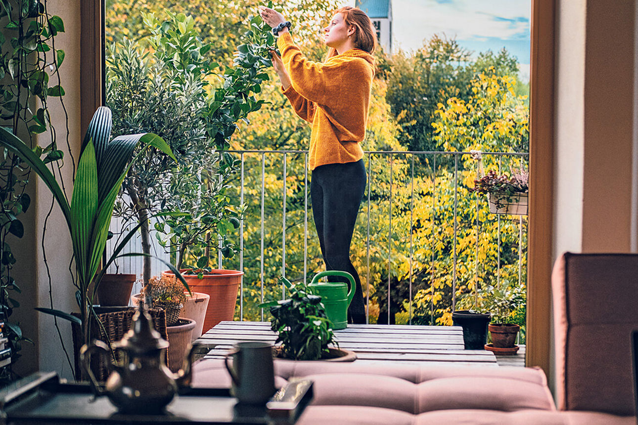 Junge Frau auf einem Balkon
