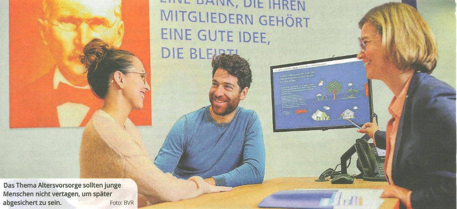 Eine Frau in einem blauen Blazer erklärt einem jungen Paar etwas.