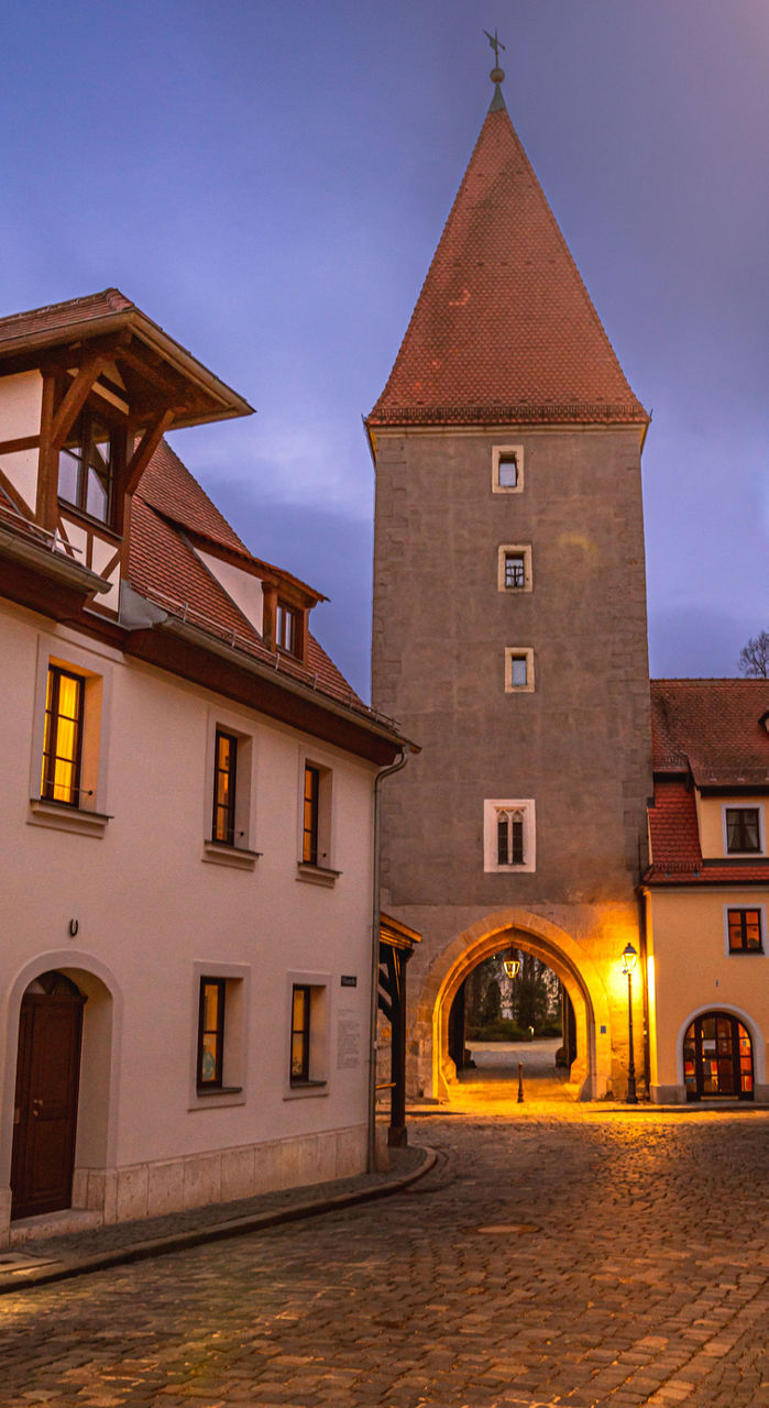 Vertikalaufnahme des Vilstorturms in Amberg vor dem blauen Himmel am Abend Bildquelle :istock.com/wirestock