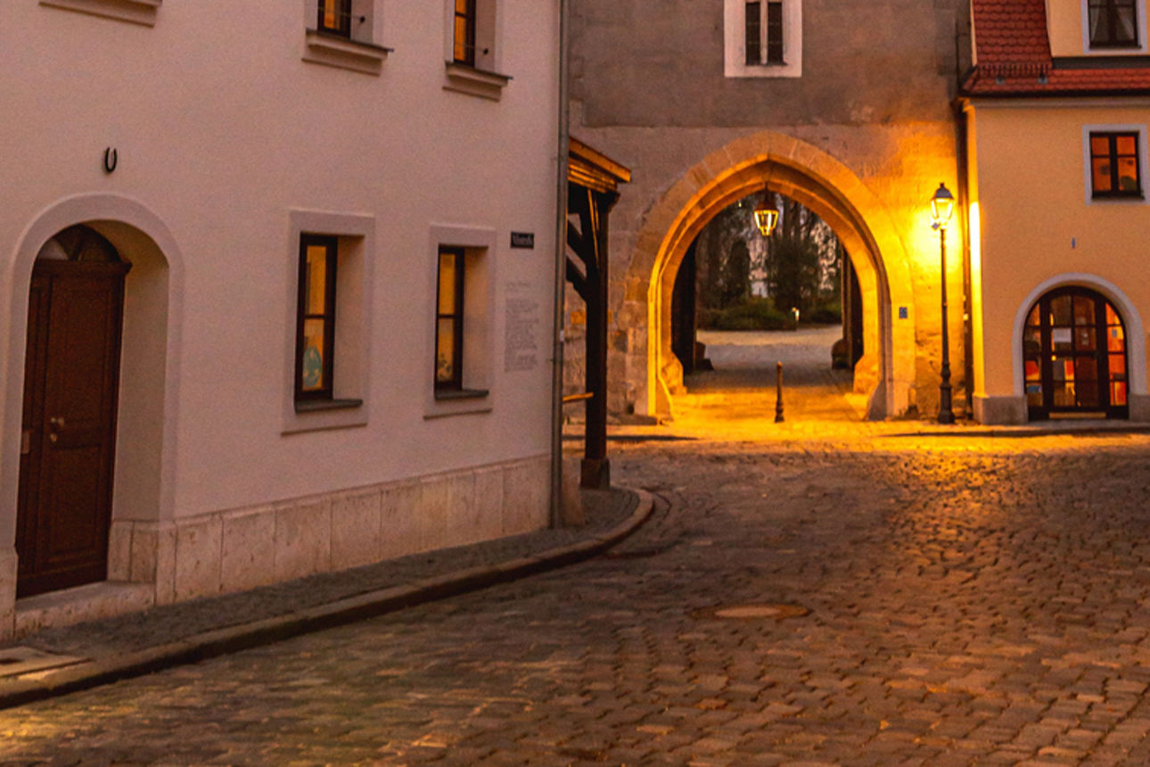 Vertikalaufnahme des Vilstorturms in Amberg vor dem blauen Himmel am Abend Bildquelle :istock.com/wirestock