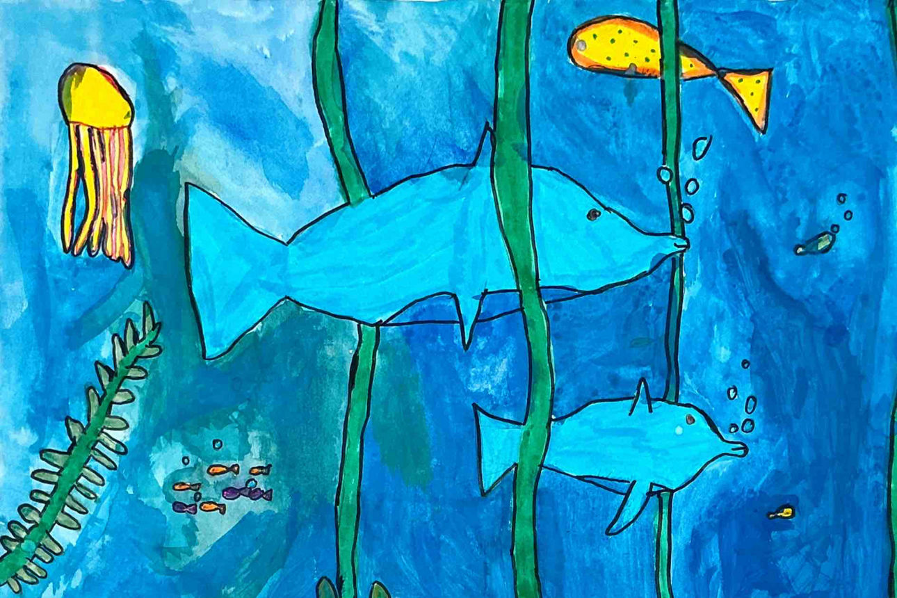 Auf einer Zeichnung schwimmen Fische zwischen Pflanzen hindurch