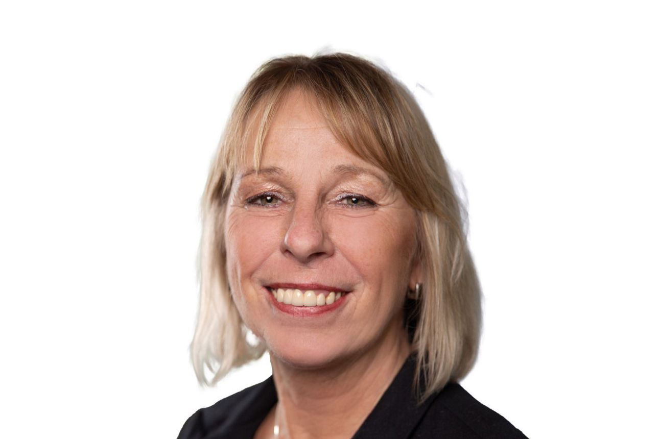Eine Frau lächelt in die Kamera