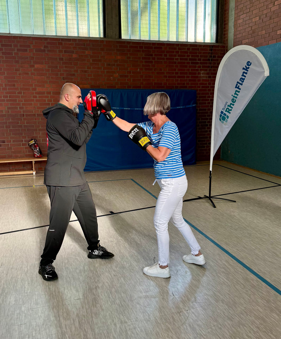 Andrea mit Trainer Sami beim Kickboxtraining