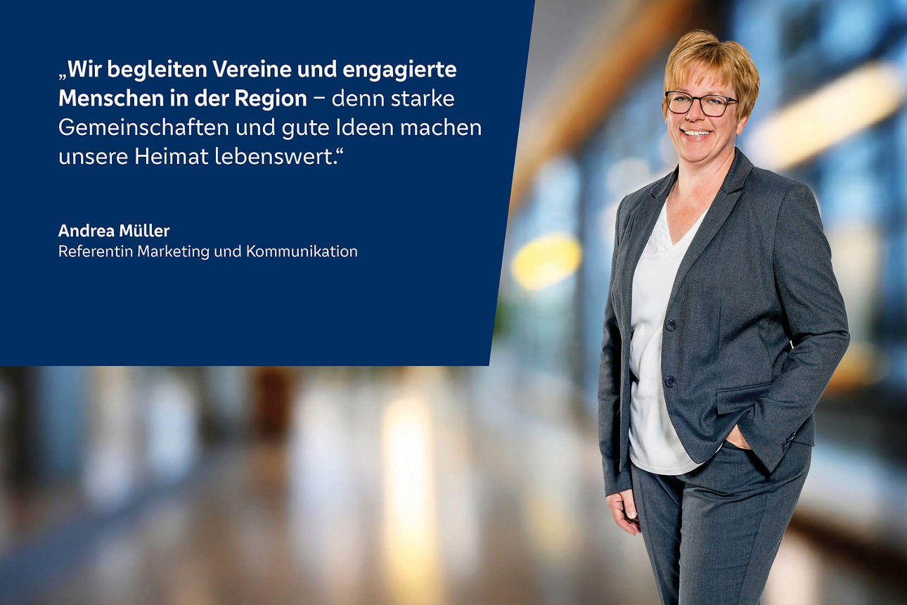 Frau in Anzug mit Brille steht vor unscharfem Hintergrund neben Zitat von Andrea Müller aus dem Marketing und Kommunikation