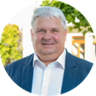 Ein freundlich lächelnder Mann in einem Anzug