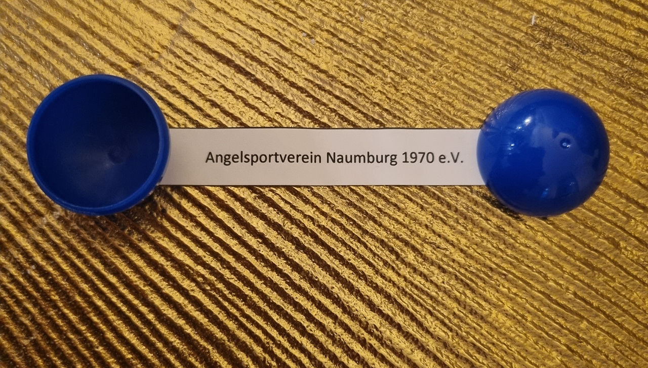 Der Name Angelsportverein Naumburg 1970 e. V.  stehte auf einem Papierschnipsel, der aus einer Loskugel kommt