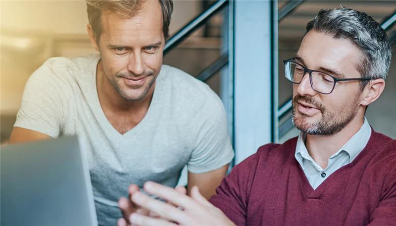 Angestellte schauen auf einen Bidldschirm