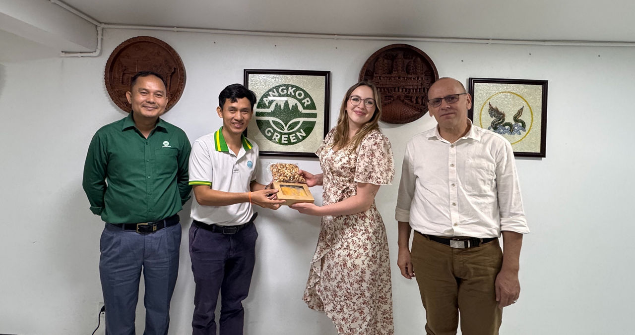 Fiona bei Angkor Green, einer Agrargenossenschaft in Kambodscha.