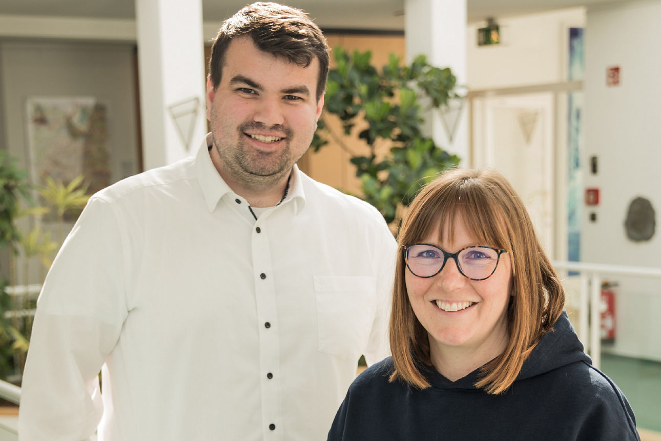 Ein lächelnder Mann und eine lächelnde Frau