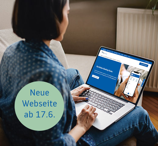 Frau sitzt am Laptop und schaut sich die neue Webseite an.