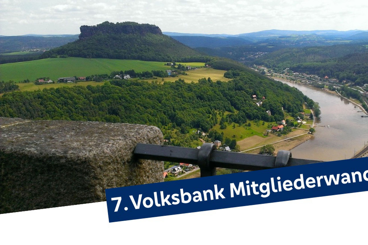 Landschaftsbild, Berg Lilienstein und Elbe fotografiert von einer Brücke aus bei bedecktem Himmel
