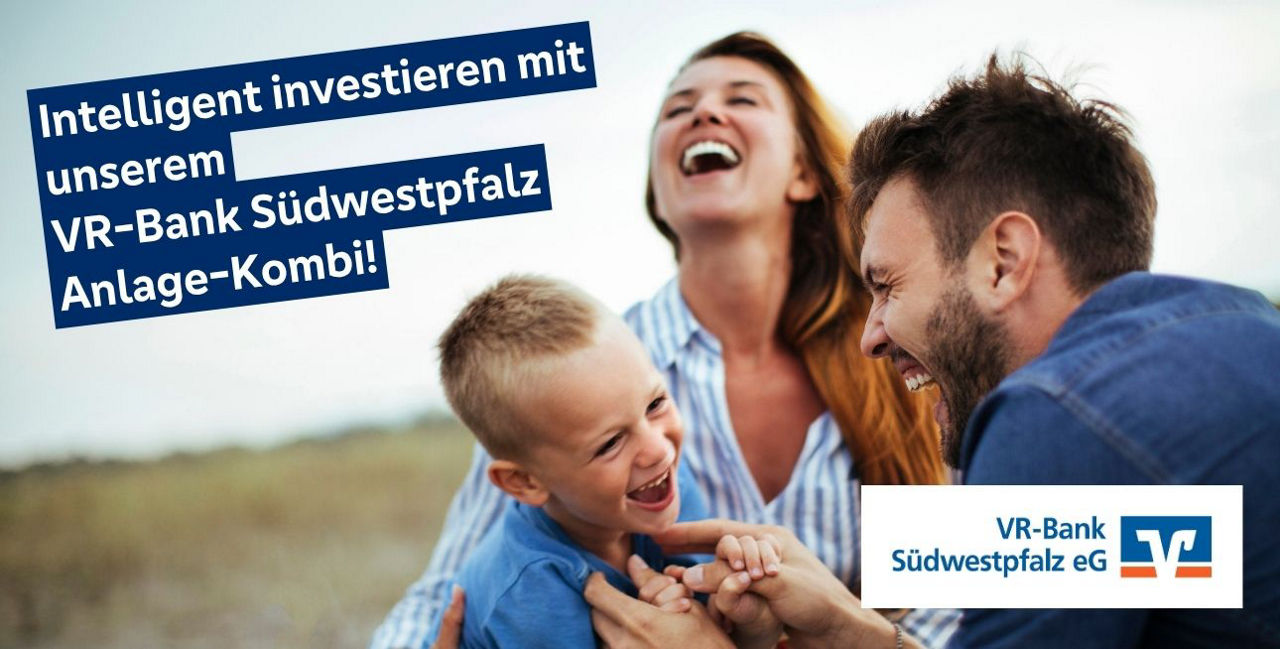 Eltern mit Kind lachend auf einer Wiese