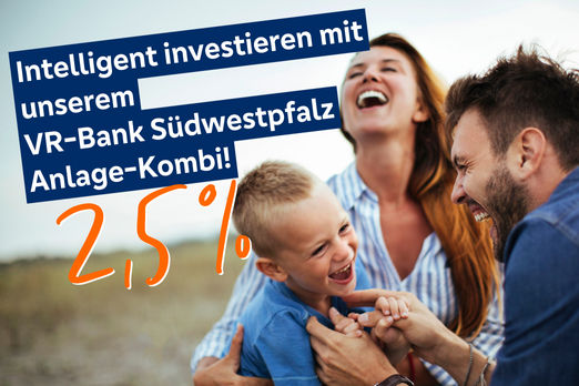 Eltern mit Kind lachend auf einer Wiese