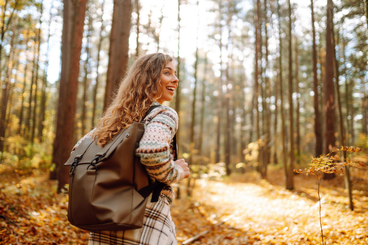 Frau beim Wandern im Wald