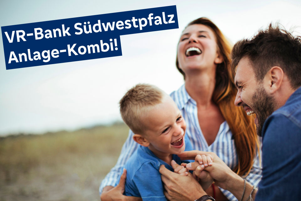 Eltern mit Kind lachend auf einer Wiese