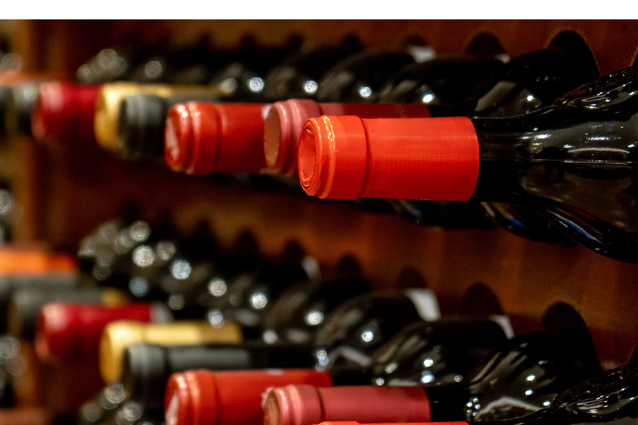 Weinregal mit Flaschen