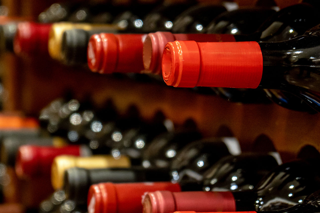 Weinregal mit Flaschen